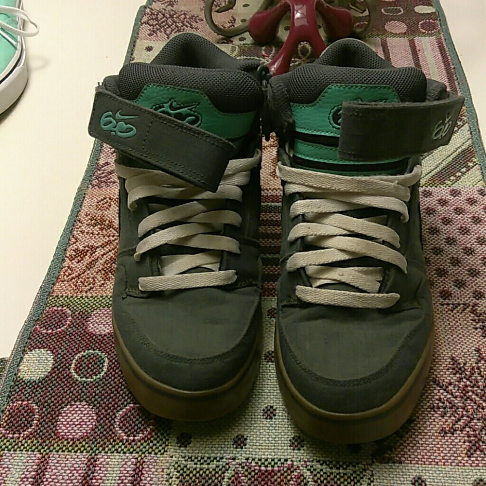 Size 7 womens Nike sneaker
